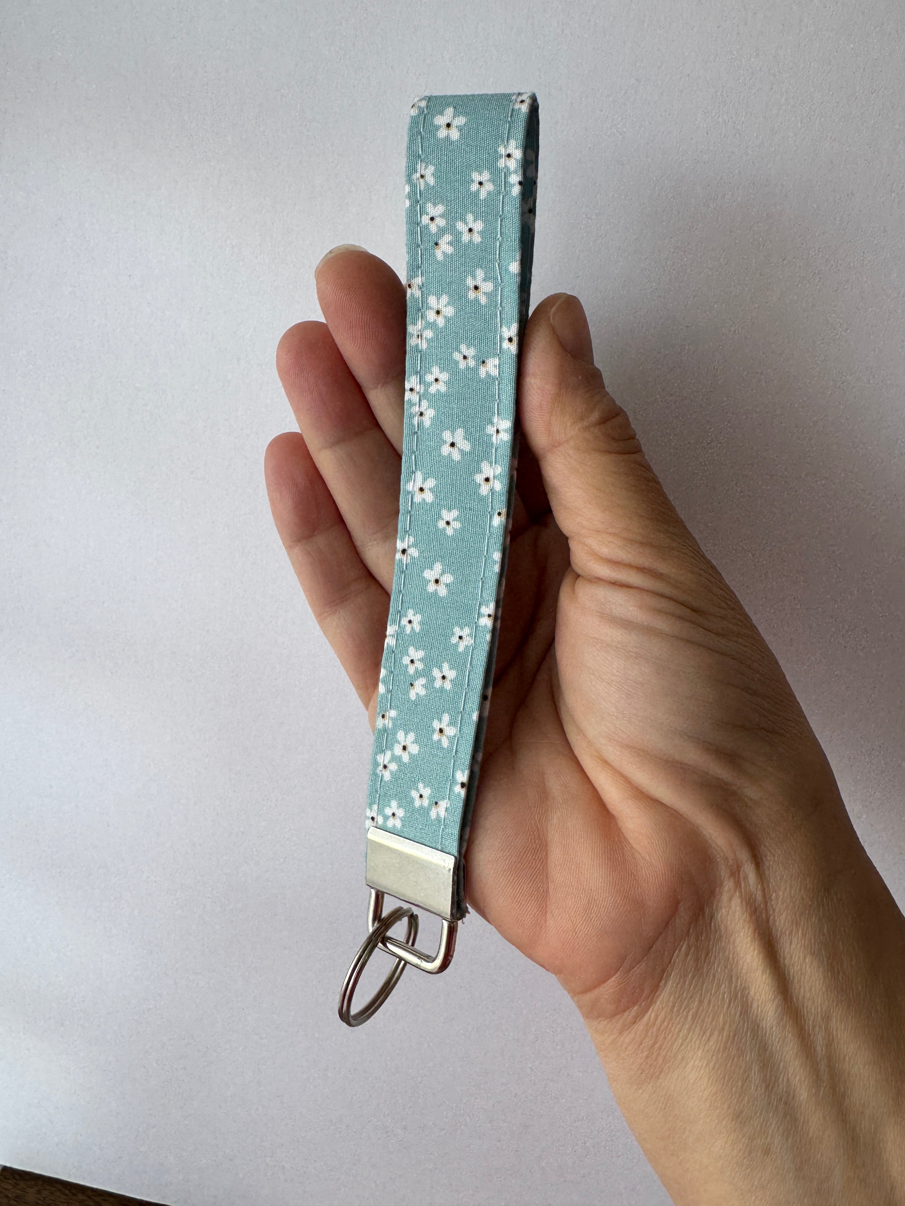 Daisy Daydream Wristlet Keychain