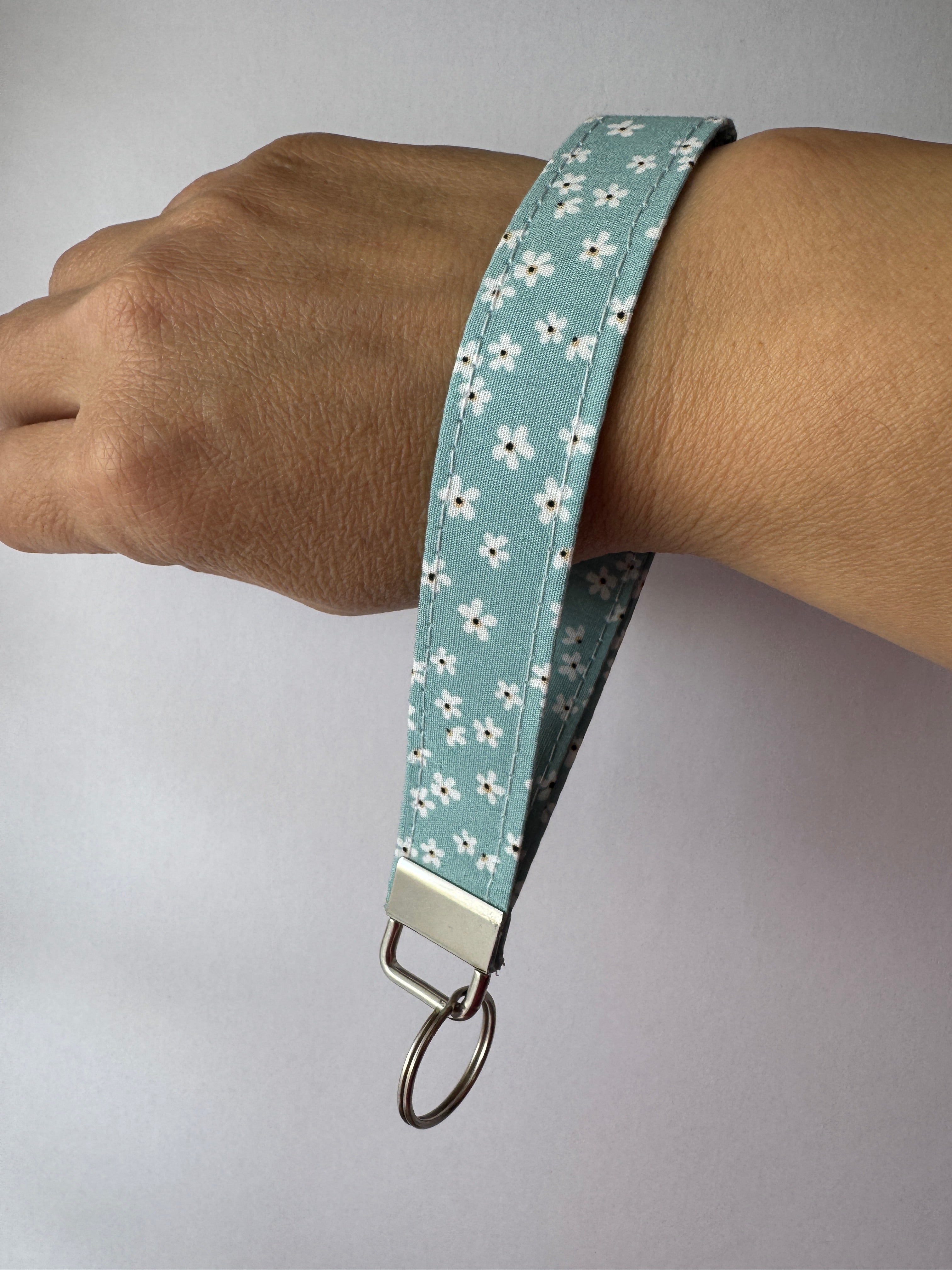 Daisy Daydream Wristlet Keychain