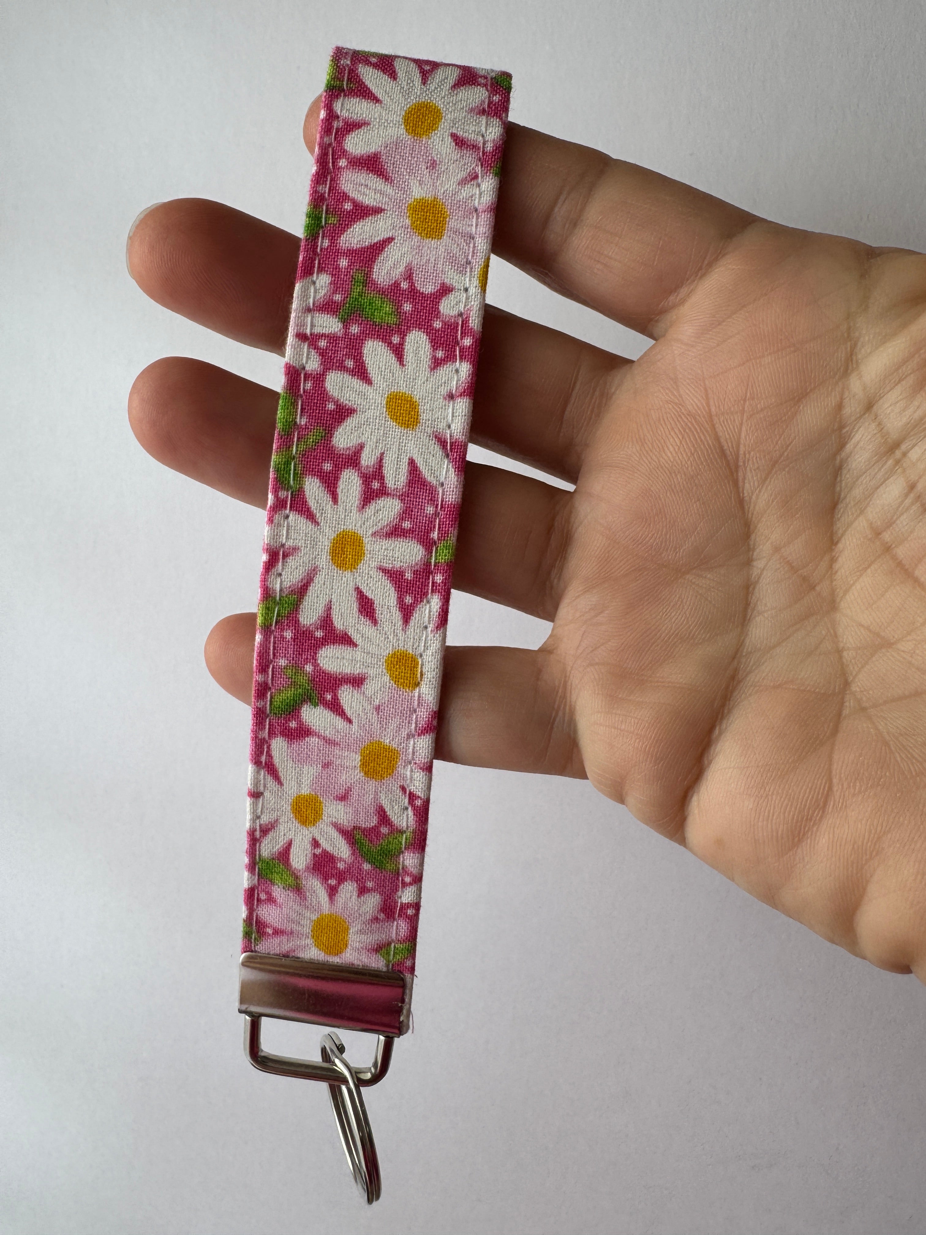Daisy Pop – Handmade Fabric Wristlet Keychain
