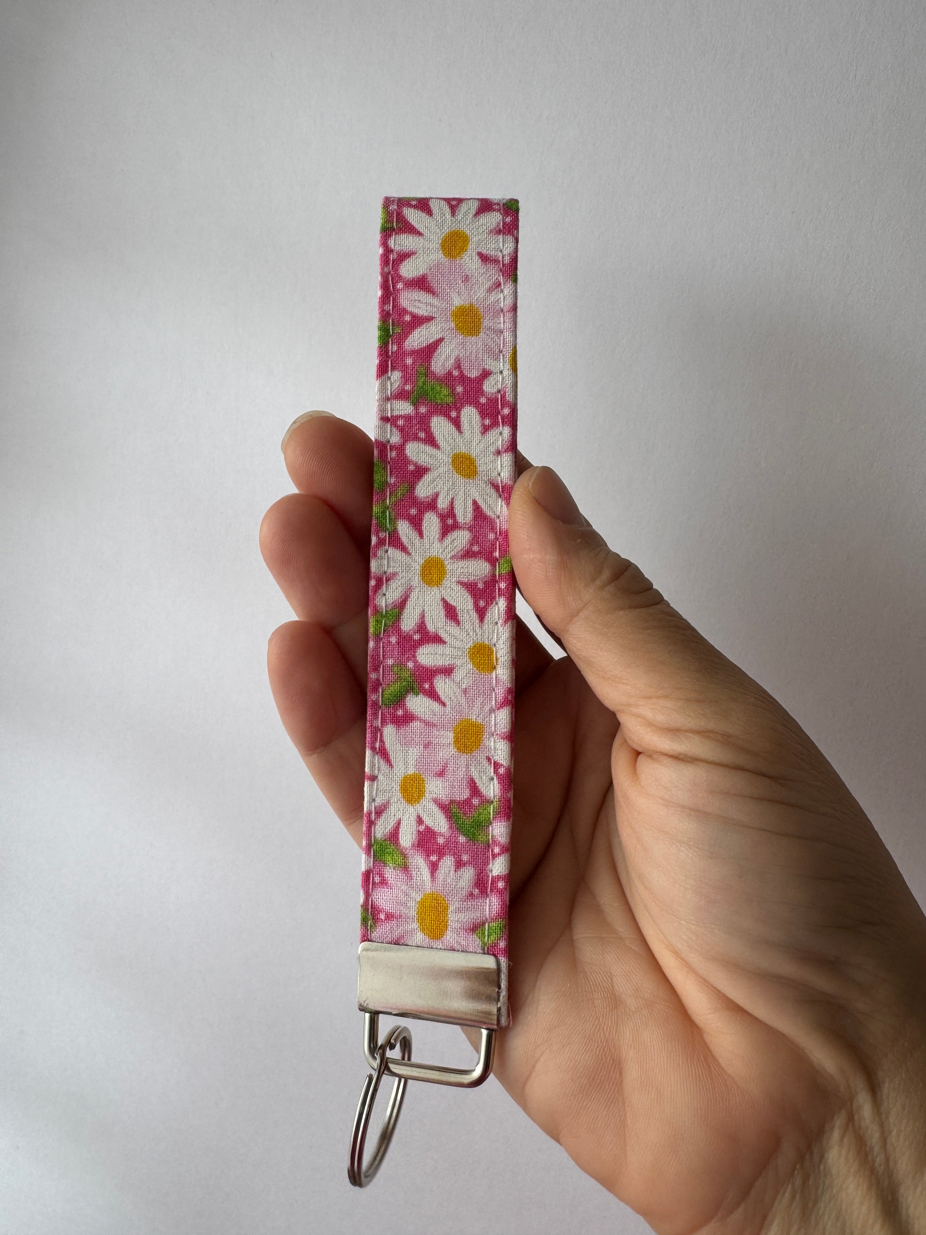Daisy Pop – Handmade Fabric Wristlet Keychain