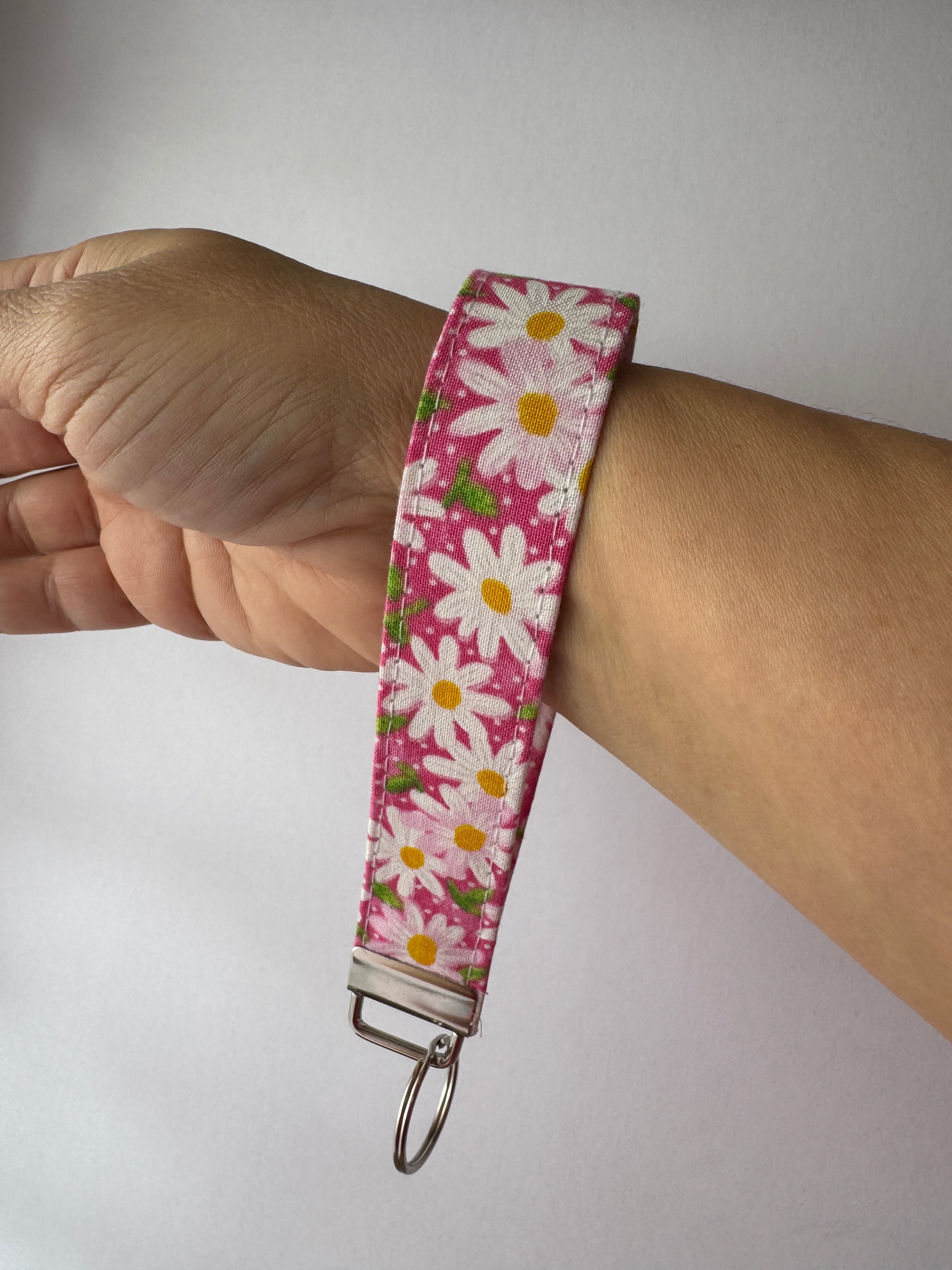 Daisy Pop – Handmade Fabric Wristlet Keychain