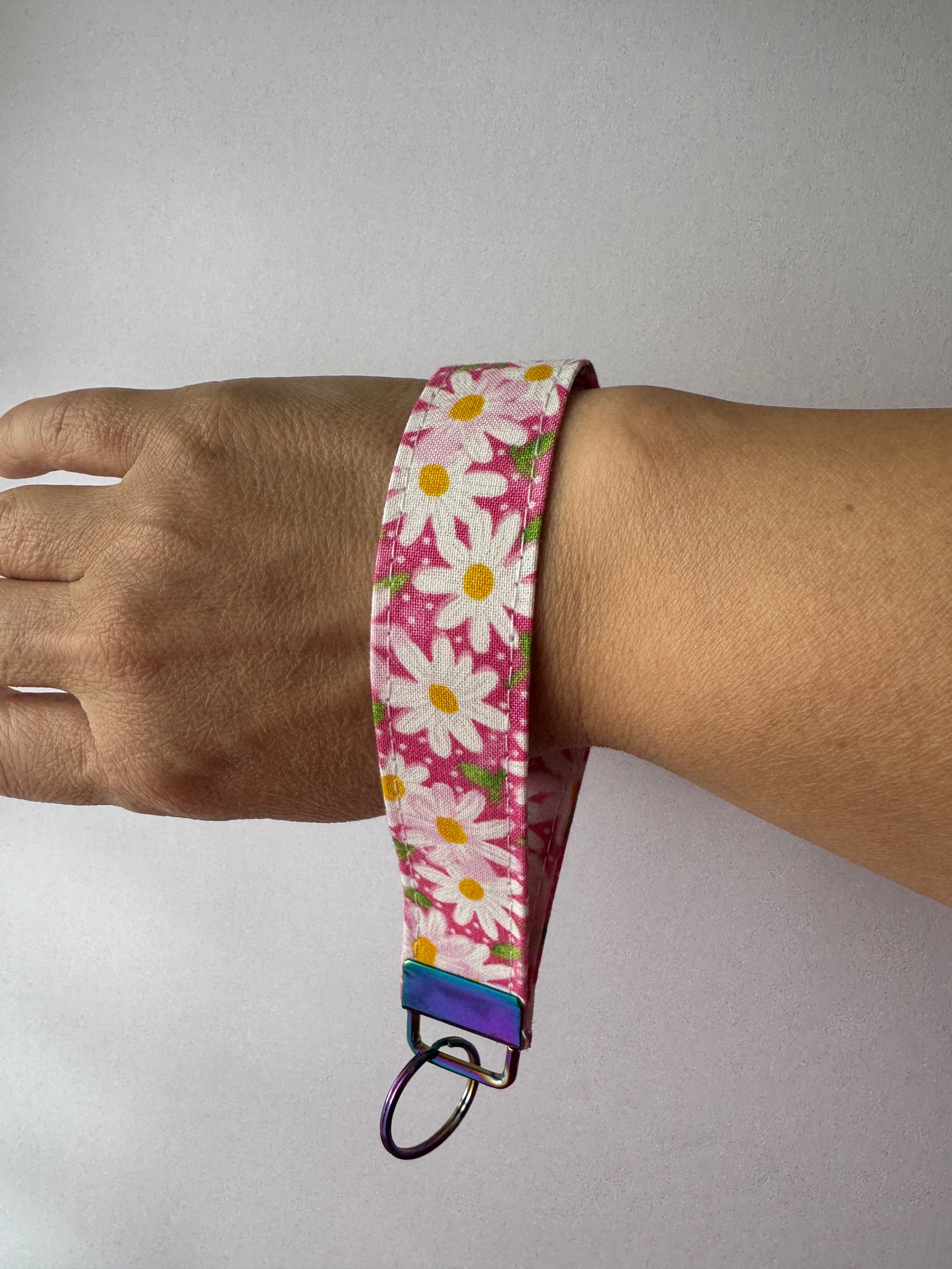 Daisy Pop – Handmade Fabric Wristlet Keychain