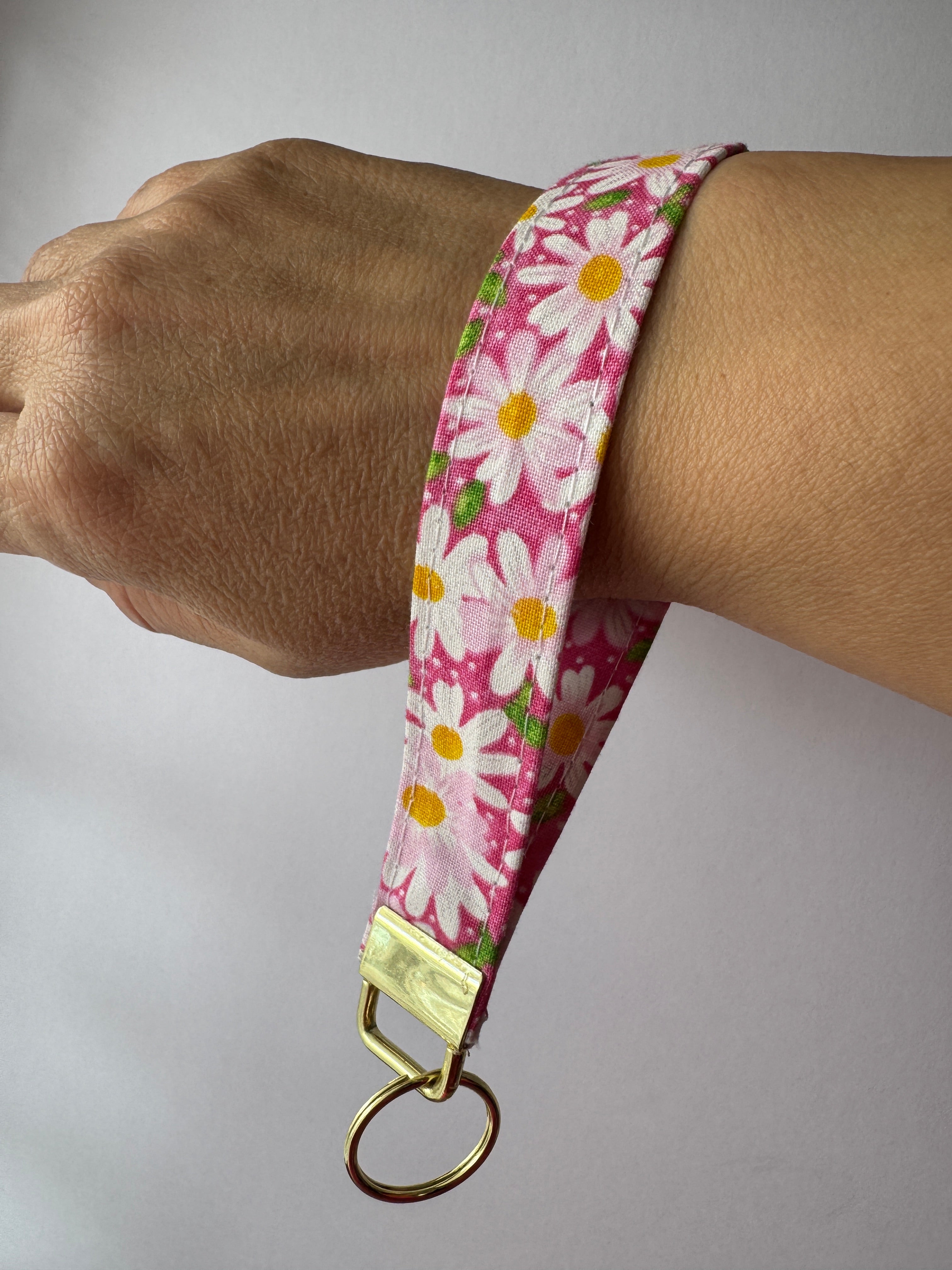 Daisy Pop – Handmade Fabric Wristlet Keychain