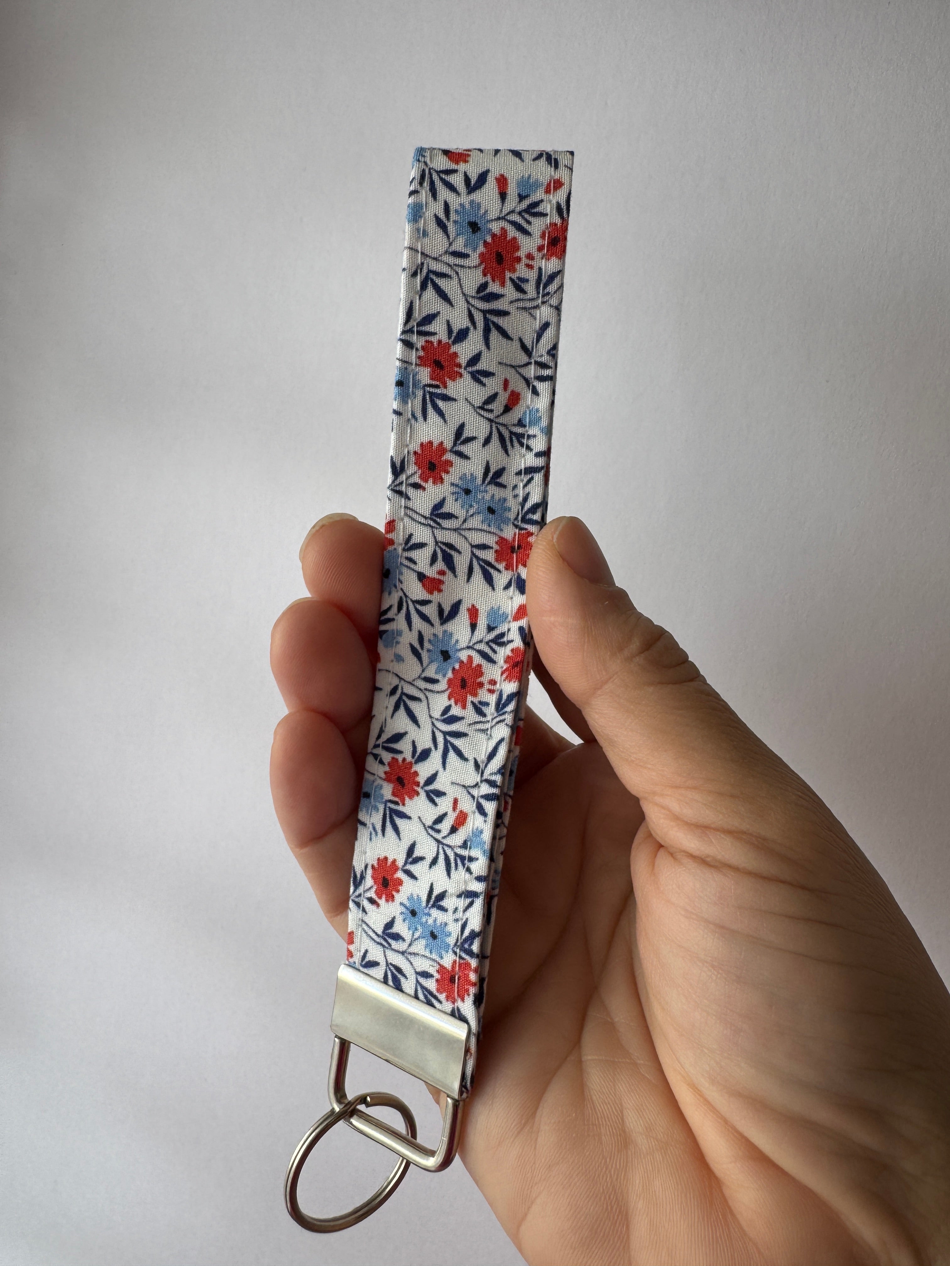 Wristlet_Pocketful_of_Posies – Handmade Floral Fabric Wristlet Keychain