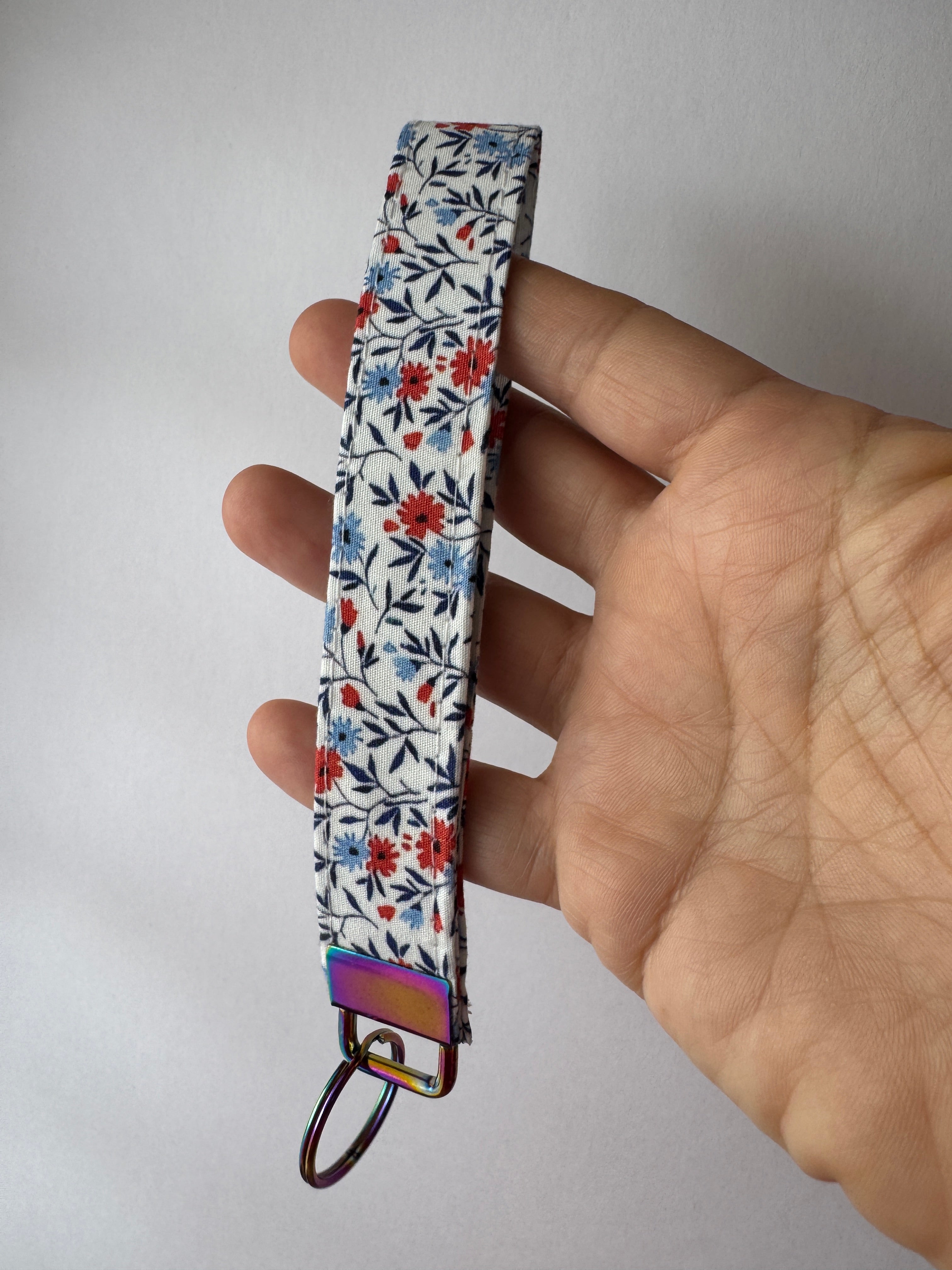 Wristlet_Pocketful_of_Posies – Handmade Floral Fabric Wristlet Keychain